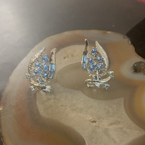 Vintage Coro clip earrings in silver w blue rhinestone - Picture 8 of 11